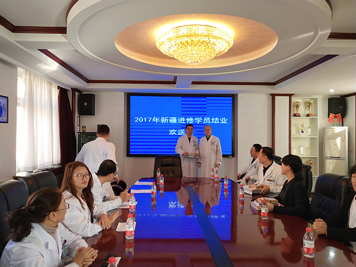 院领导向新疆进修学员赠送纪念品并合影留念 (2).jpg