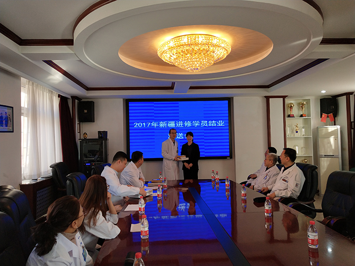 院领导向新疆进修学员赠送纪念品并合影留念 (3).jpg